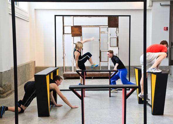 Image of the performers moving in the installation Portraiture and Perception Image of the performers moving in the installation Portraiture and Perception
