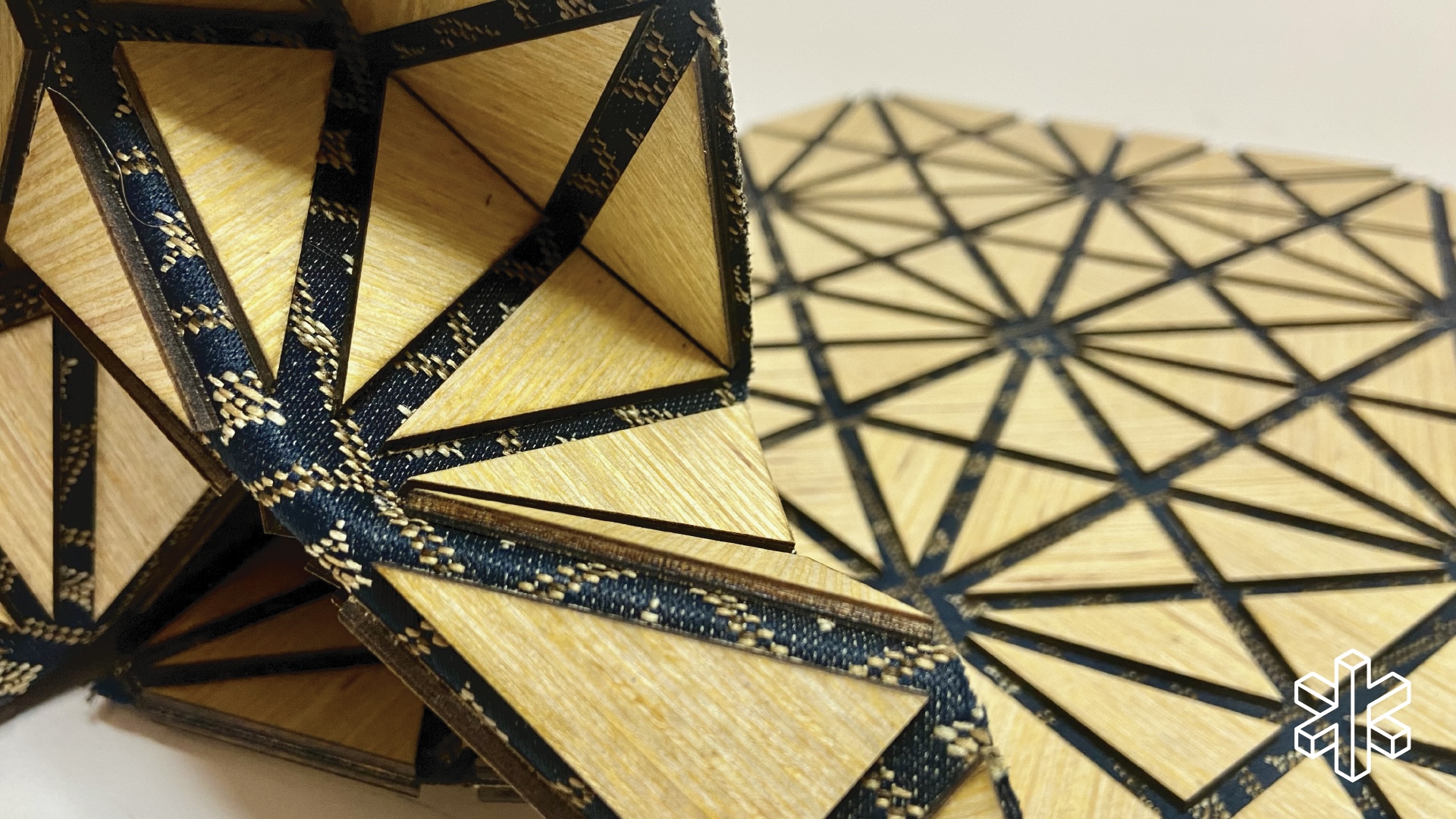 Foldable trivet in triangle patterns in yellow and black