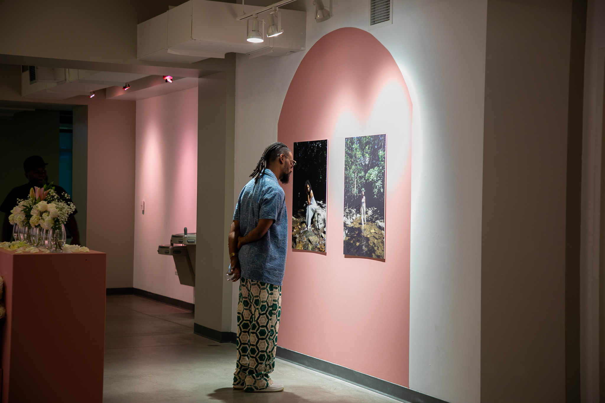 Arris' Cohen looking at Iyana's artwork.