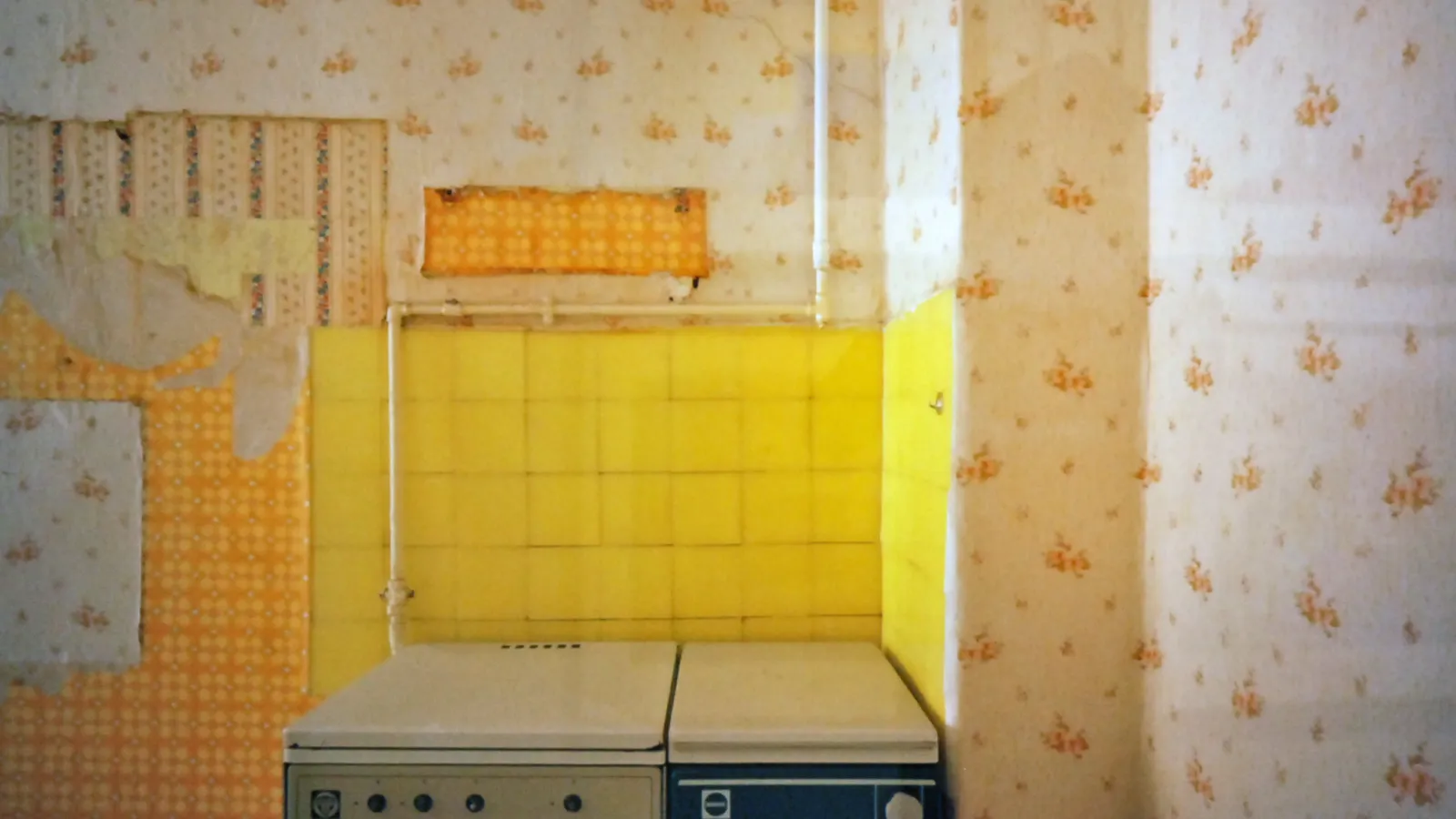 Fredrik Marsh: Abandoned Apartment, near Bahnhof Neustadt, 200