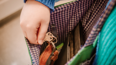 A model places keys into a Tee Tote.